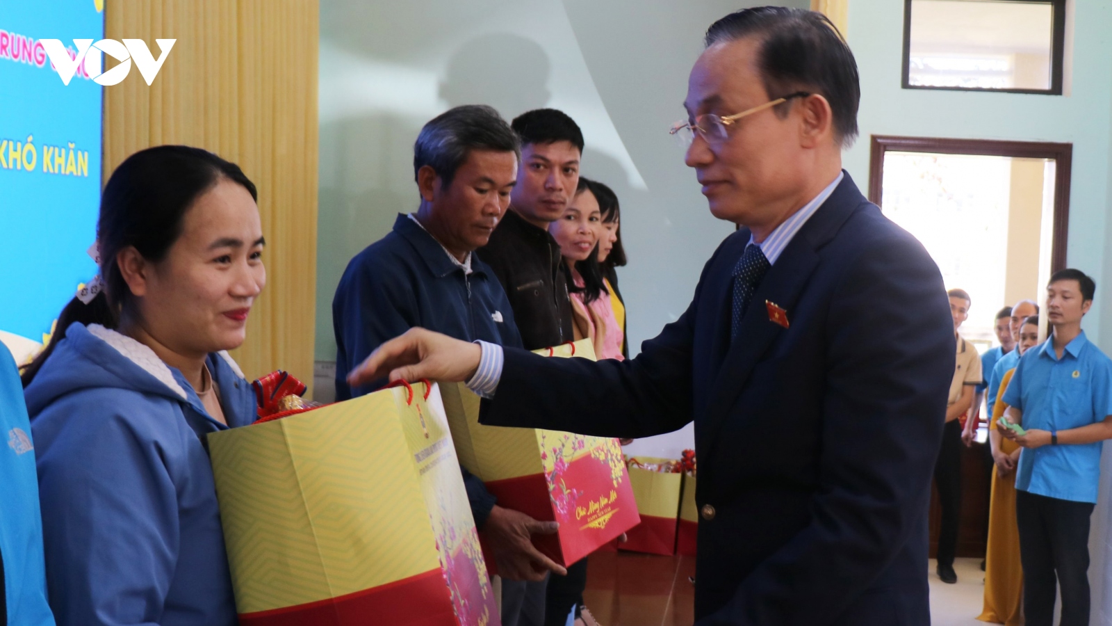 Trưởng Ban Đối ngoại TƯ thăm, tặng quà các gia đình chính sách tỉnh Thừa Thiên Huế