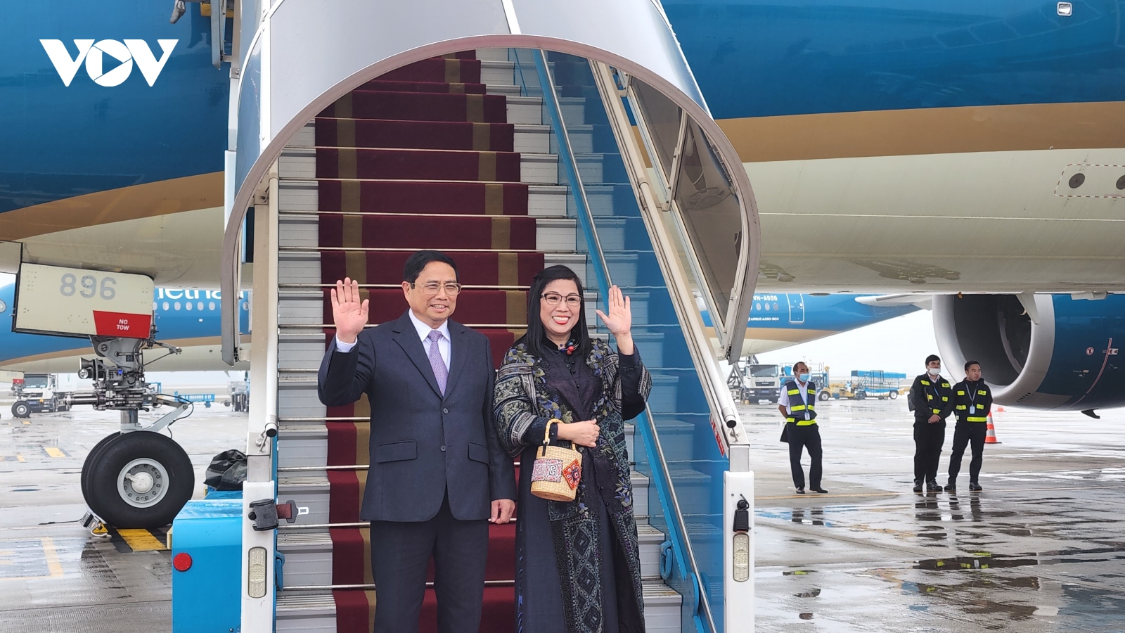 Thủ tướng và phu nhân lên đường thăm chính thức Singapore và Brunei