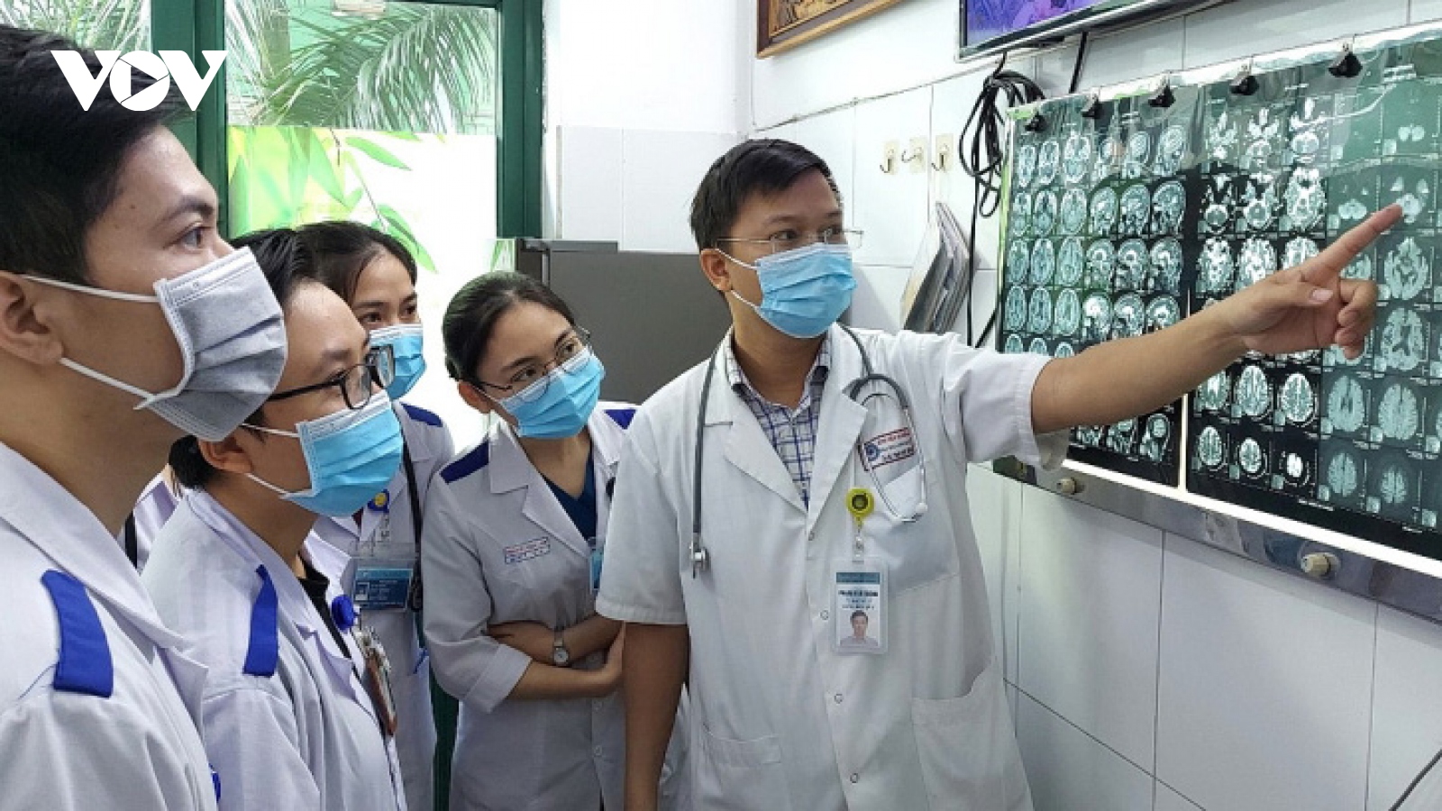 Bệnh viện Đà Nẵng: Tình yêu nghề níu chân bác sĩ giỏi