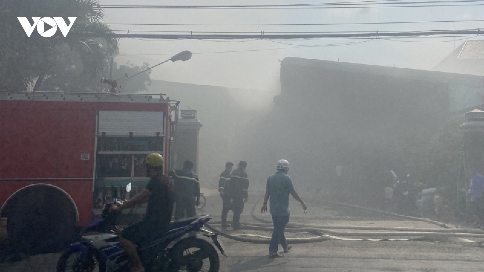 Cháy lớn tại kho chứa nguyên liệu chế biến thức ăn chăn nuôi ở Tiền Giang