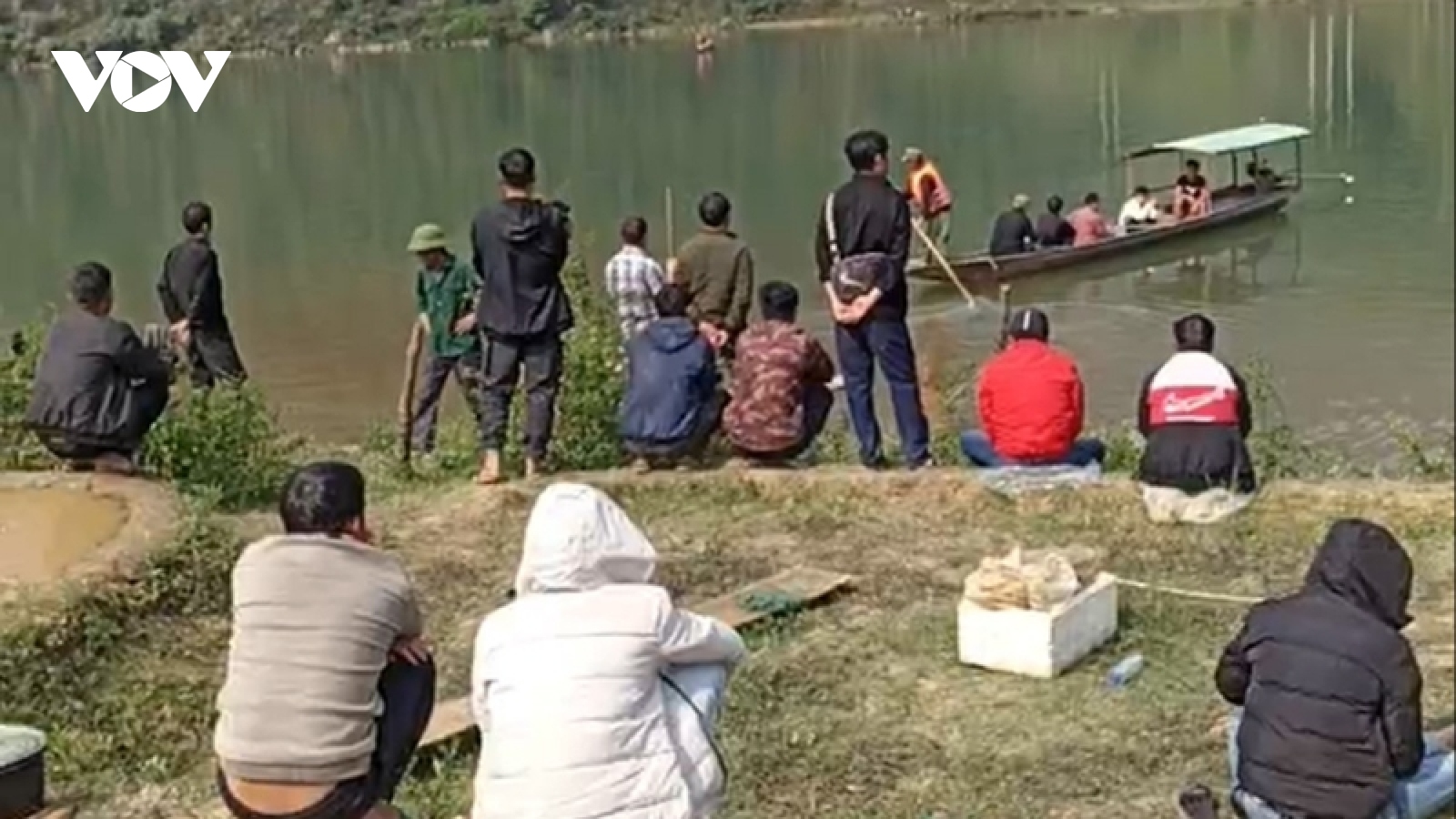 Nỗ lực tìm kiếm nạn nhân mất tích trên lòng hồ thủy điện ở Điện Biên