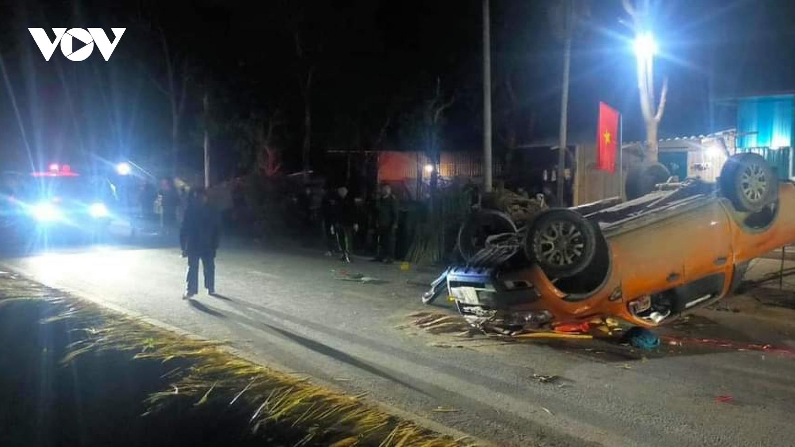 Ô tô bán tải va chạm liên hoàn với xe máy khiến 3 người chết ở Điện Biên