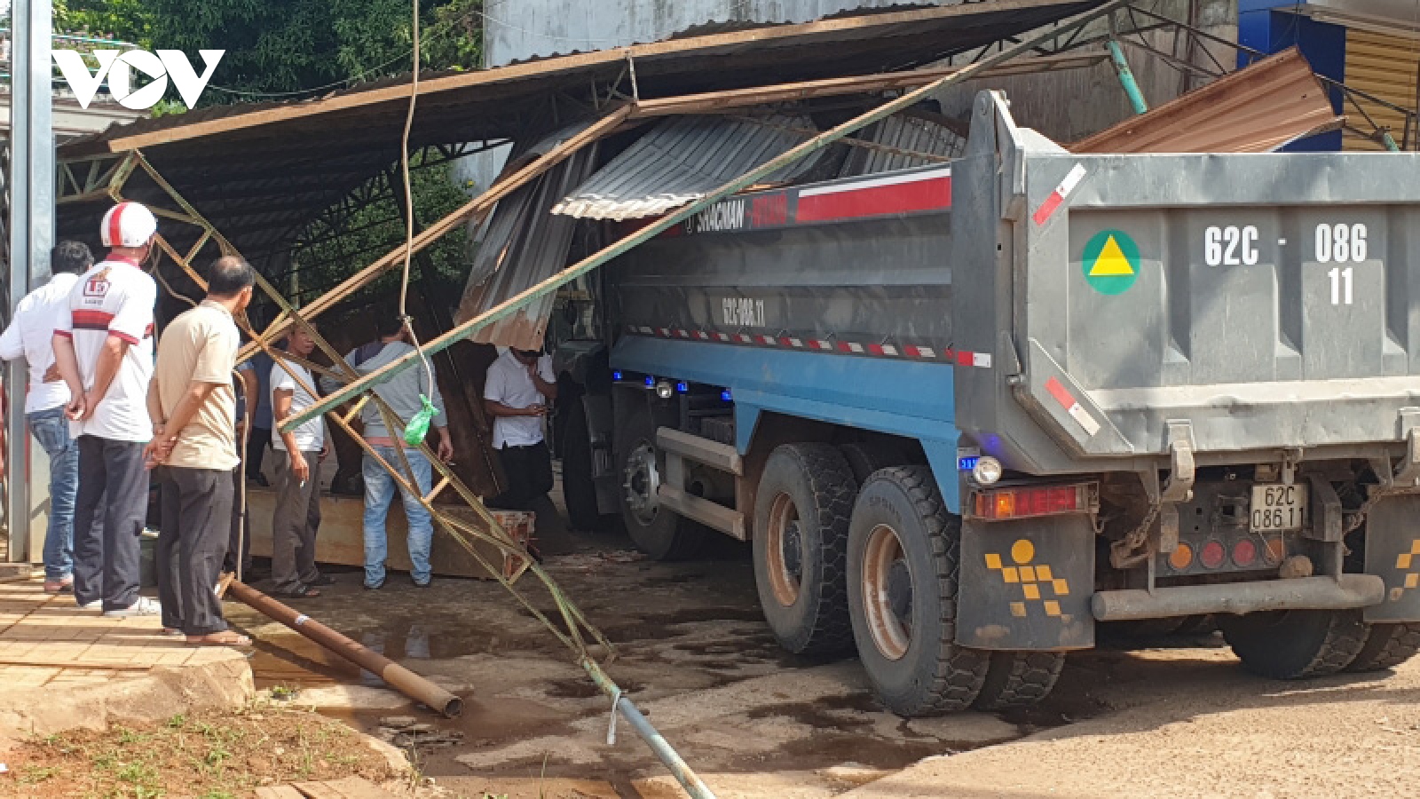 "Xe ben tự chạy", tông sập tiệm sửa xe và tiệm thuốc tây