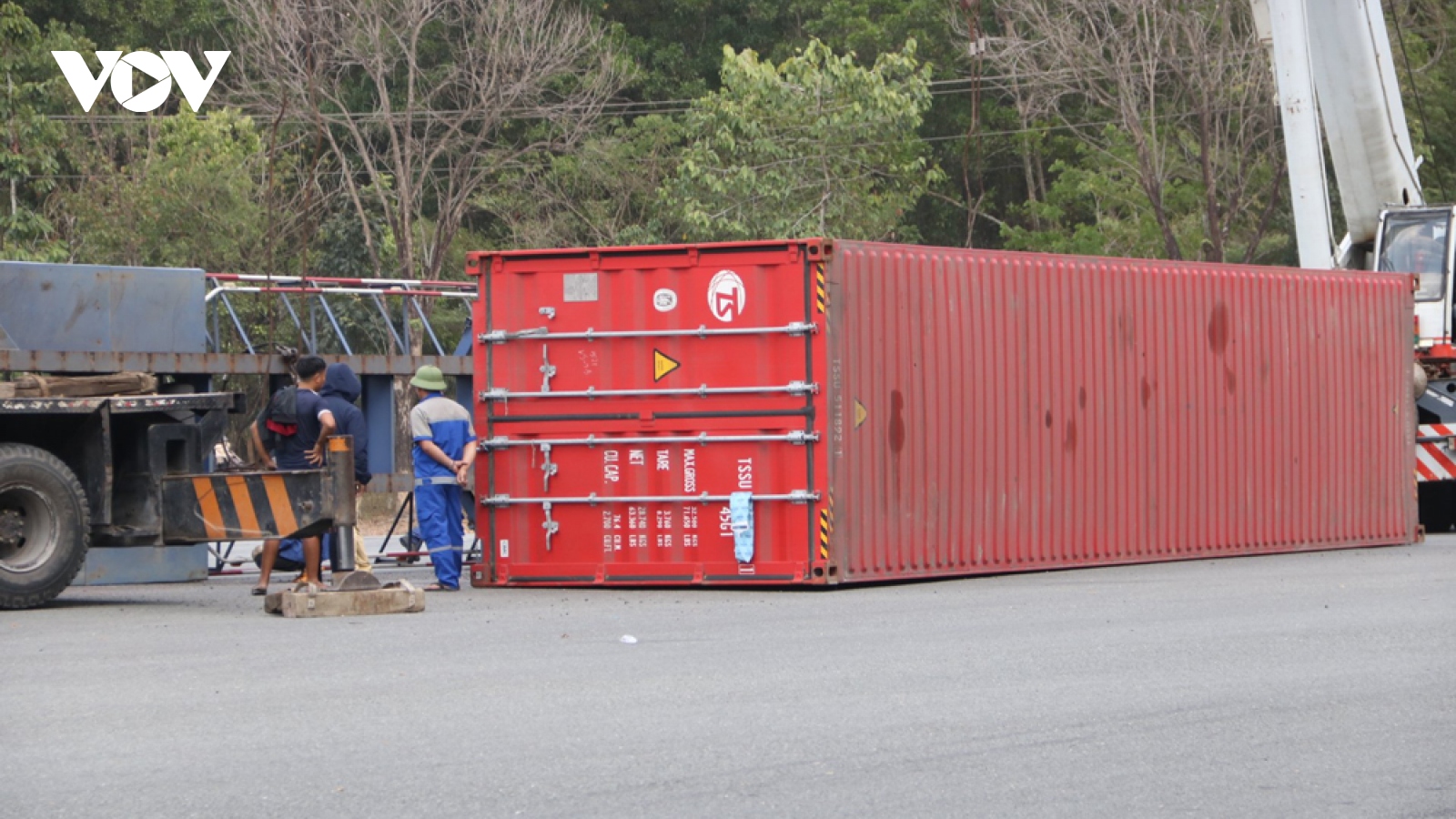 Lại lật xe container tại vòng xoay trong khu công nghiệp ở Bình Dương 