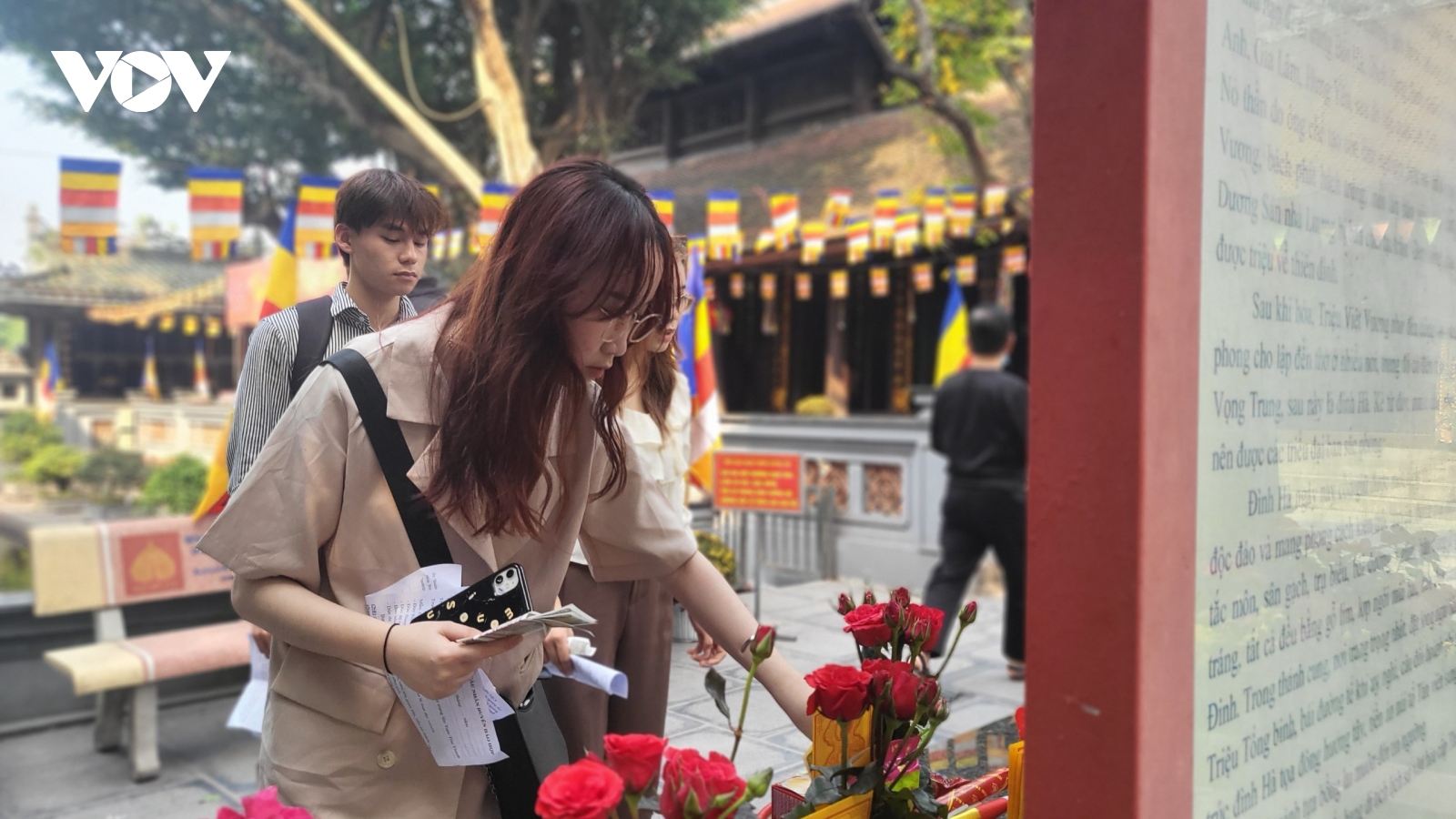Nhiều bạn trẻ đến chùa Hà "cầu duyên" trong ngày lễ Valentine