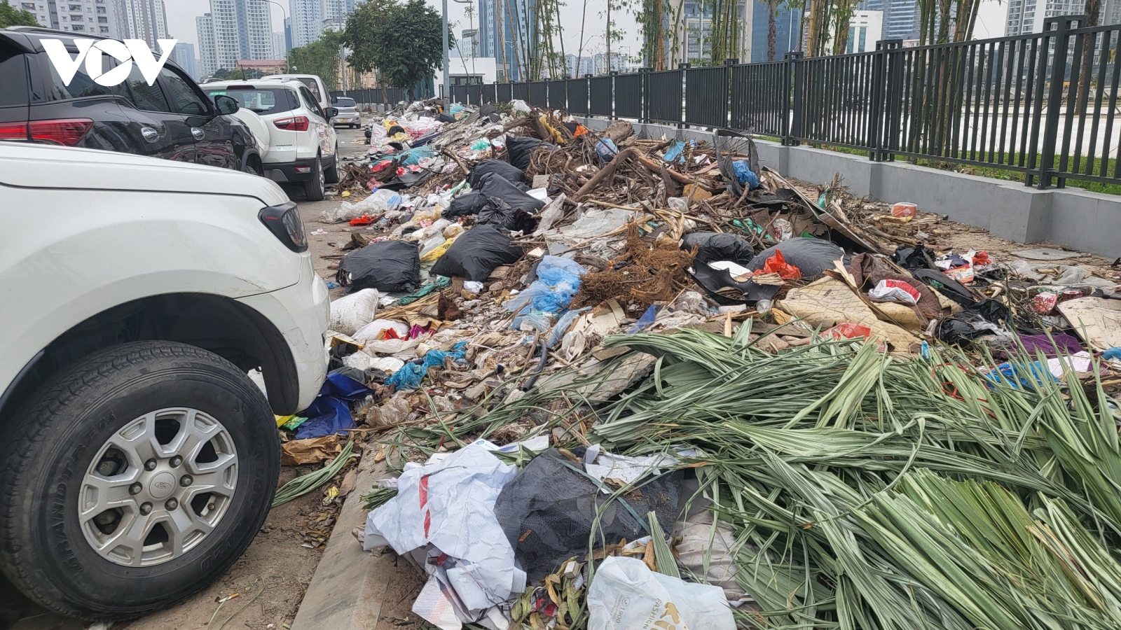 Rác thải ngập tràn con đường mới thi công tại Hà Nội
