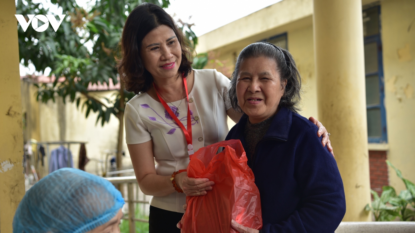 Những cụ bà nương tựa vào nhau “sống giữa yêu thương”