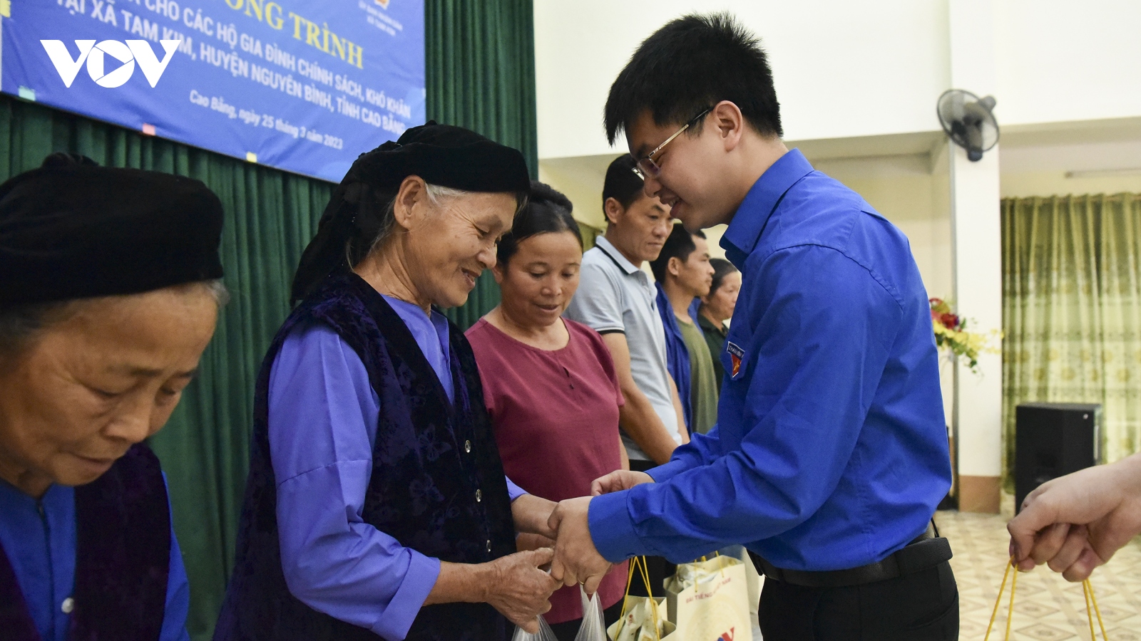 Đoàn Thanh niên VOV tặng quà cho gia đình chính sách, khó khăn ở Cao Bằng