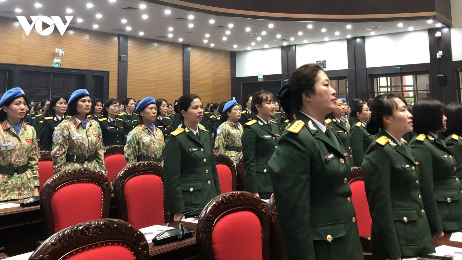 Phụ nữ quân đội đón nhận Huân chương Bảo vệ Tổ quốc hạng Nhì