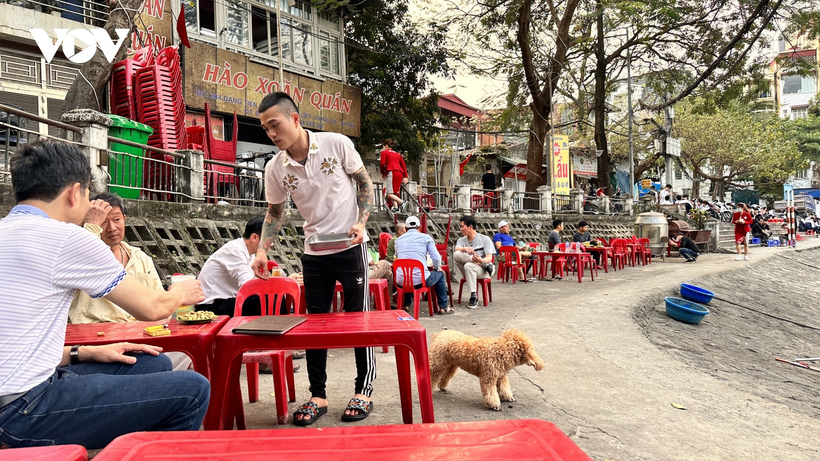 Hà Nội: Đường dạo ven hồ Hoàng Cầu thành quán nhậu