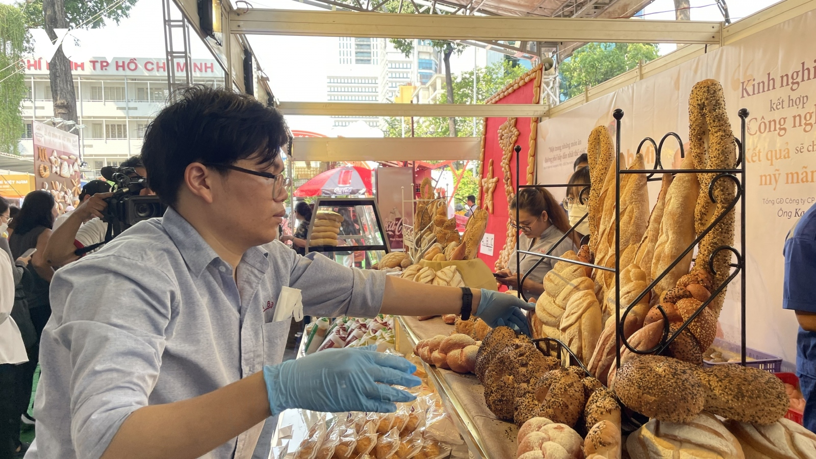 Lễ hội Bánh mì ở TP.HCM thu hút hàng ngàn người dù chưa khai mạc