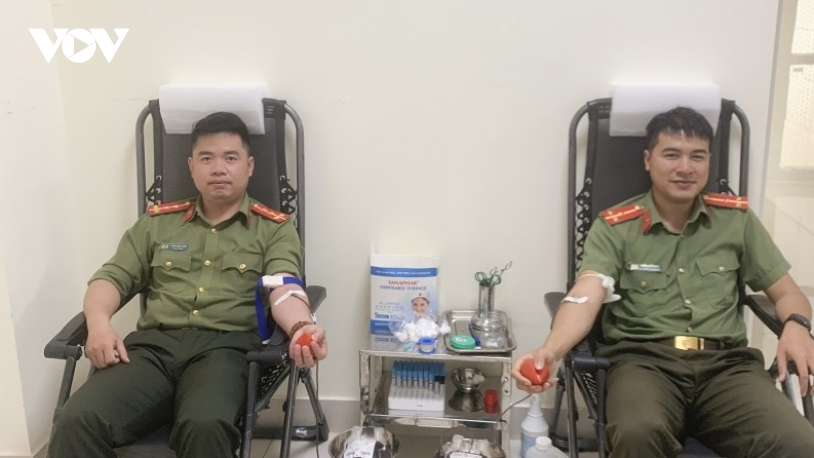 Hai chiến sỹ công an Sơn La hiến máu cứu người