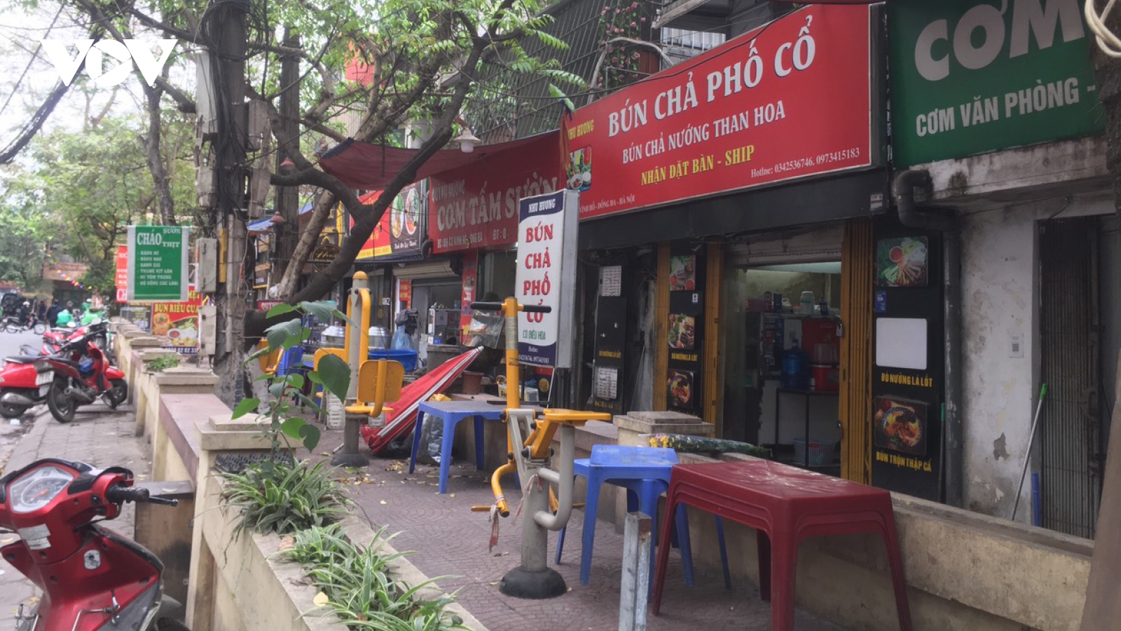 Sân chơi khu tập thể ở Hà Nội thành nơi bán hàng, tập kết hàng hóa