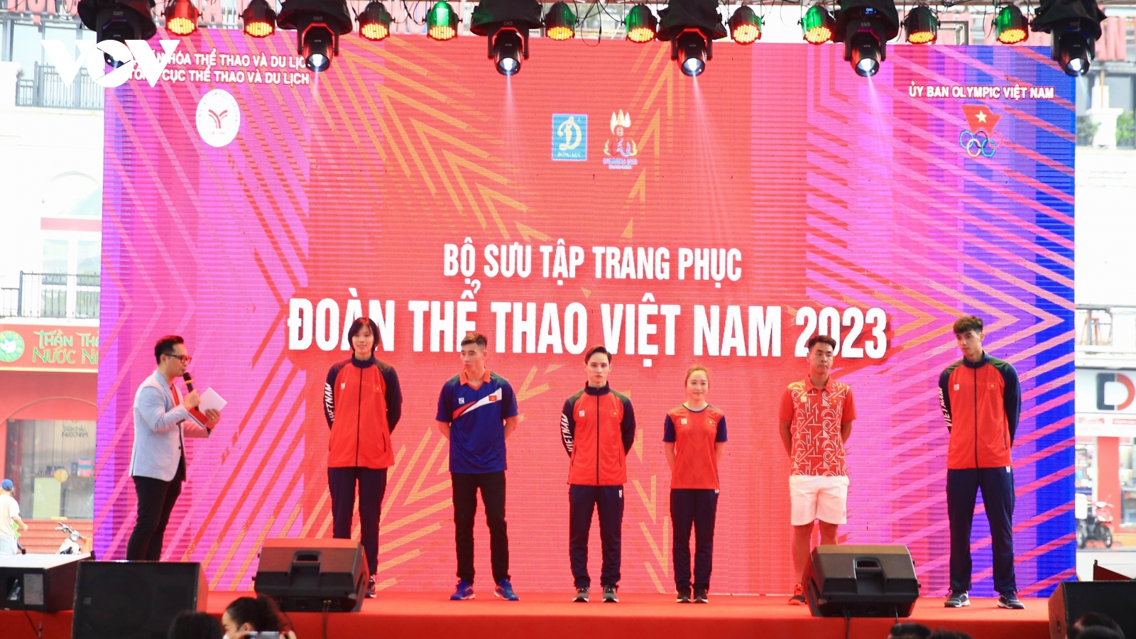 Công bố trang phục đoàn thể thao Việt Nam dự SEA Games 32