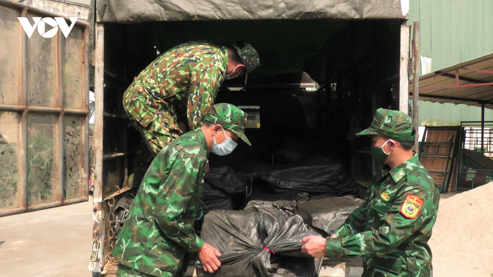 Bắt giữ 1 tấn chân gà đông lạnh trên biên giới Lào Cai