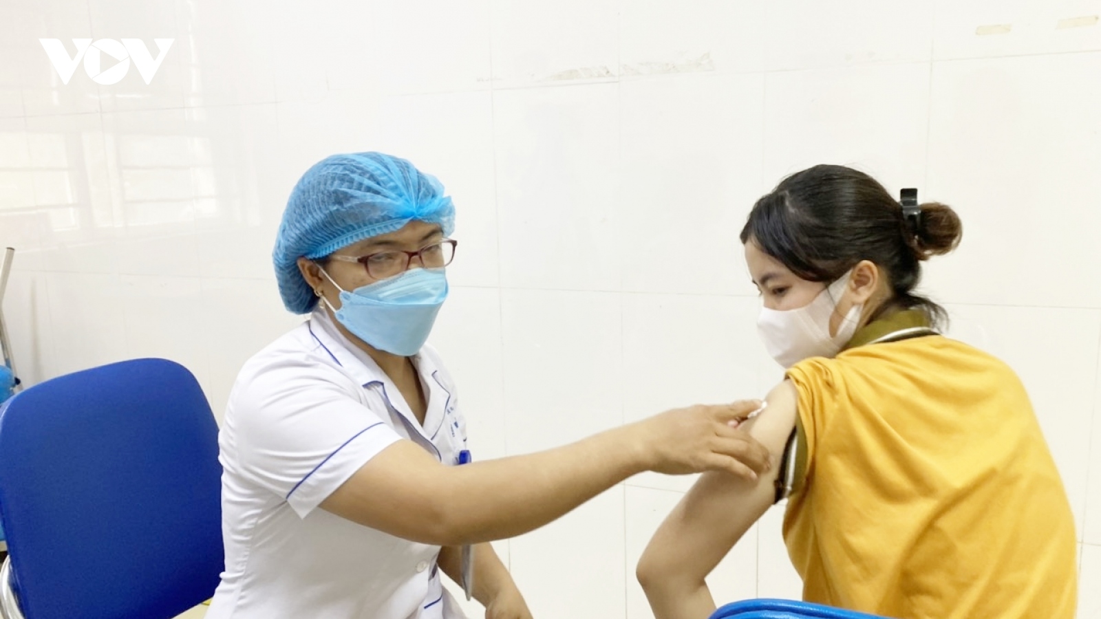Người Hà Nội gác lại công việc đi tiêm vaccine COVID-19