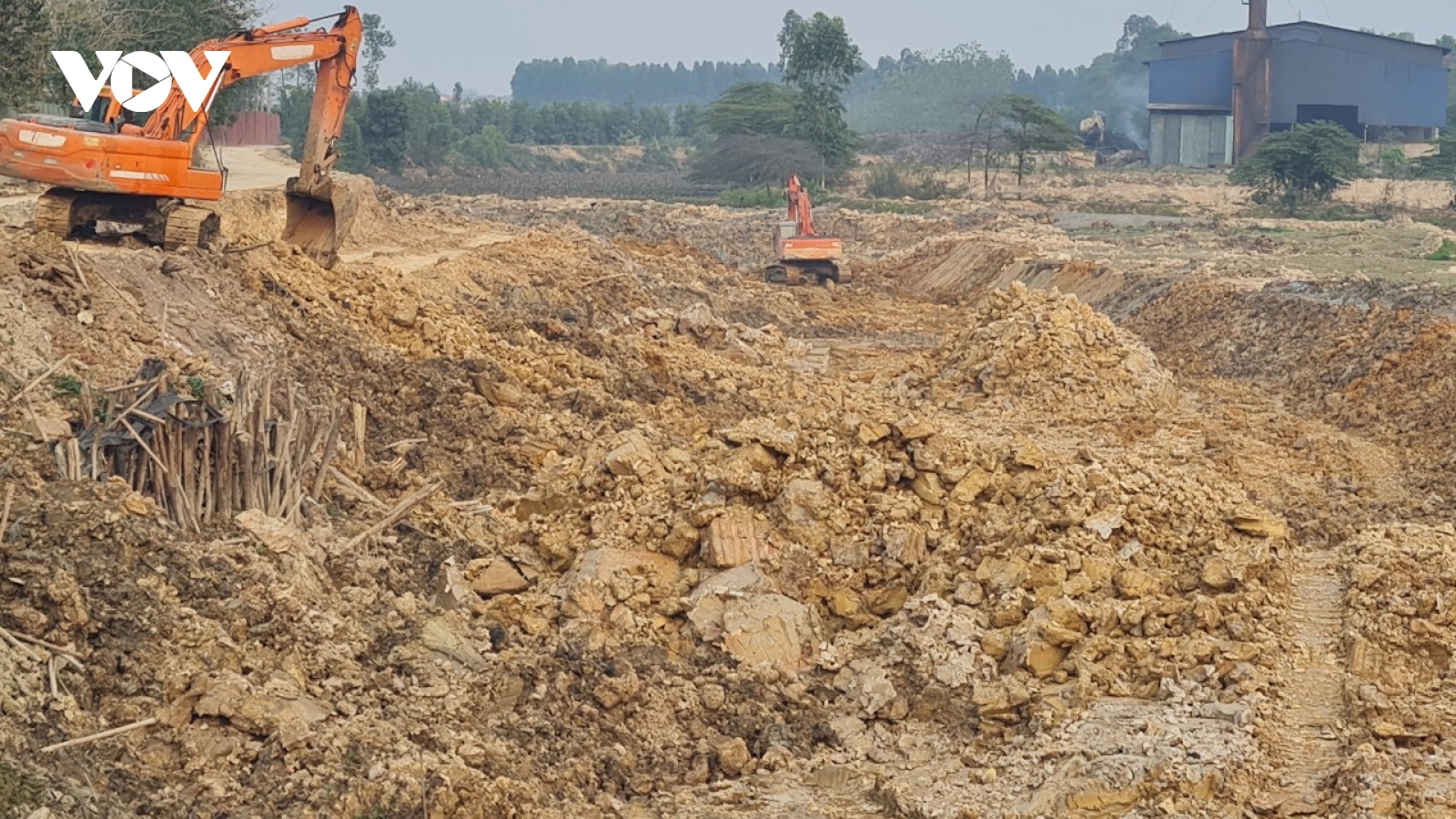 Bắc Ninh xử lý nghiêm việc khai thác đất trái phép tại dự án cải tạo kênh mương