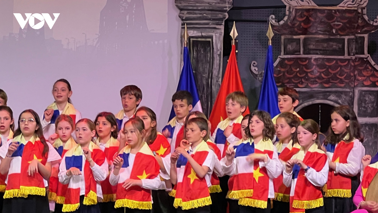 Tưng bừng kỷ niệm 50 năm quan hệ ngoại giao Việt - Pháp tại thủ đô Paris