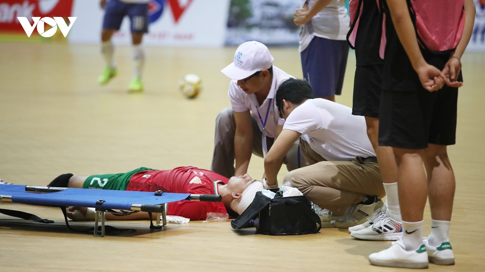 Thủ môn đội Futsal Cao Bằng phải nhập viện giữa trận đấu vì chấn thương