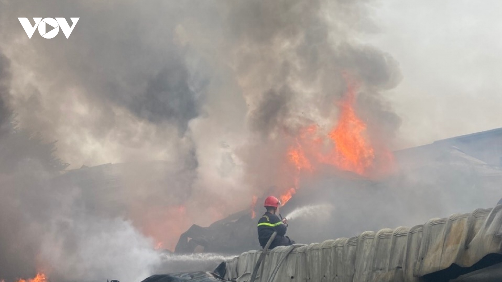 Cháy lớn thiêu rụi xưởng va li, túi xách ở huyện Đức Hòa, Long An