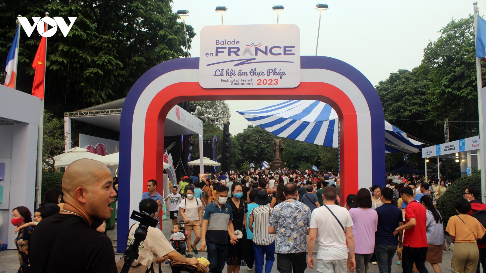 Hàng trăm thực khách háo hức tham gia lễ hội ẩm thực Pháp tại phố đi bộ