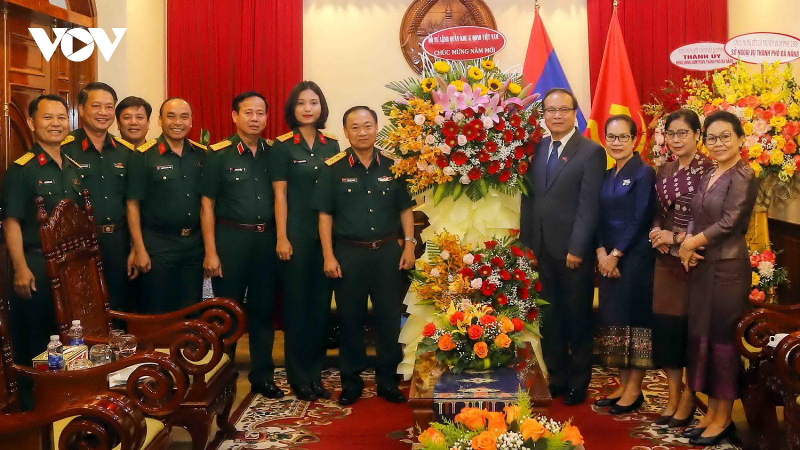 Bộ Tư lệnh Quân khu 5 thăm, chúc Tết cổ truyền Bunpimay của Nhân dân các bộ tộc Lào