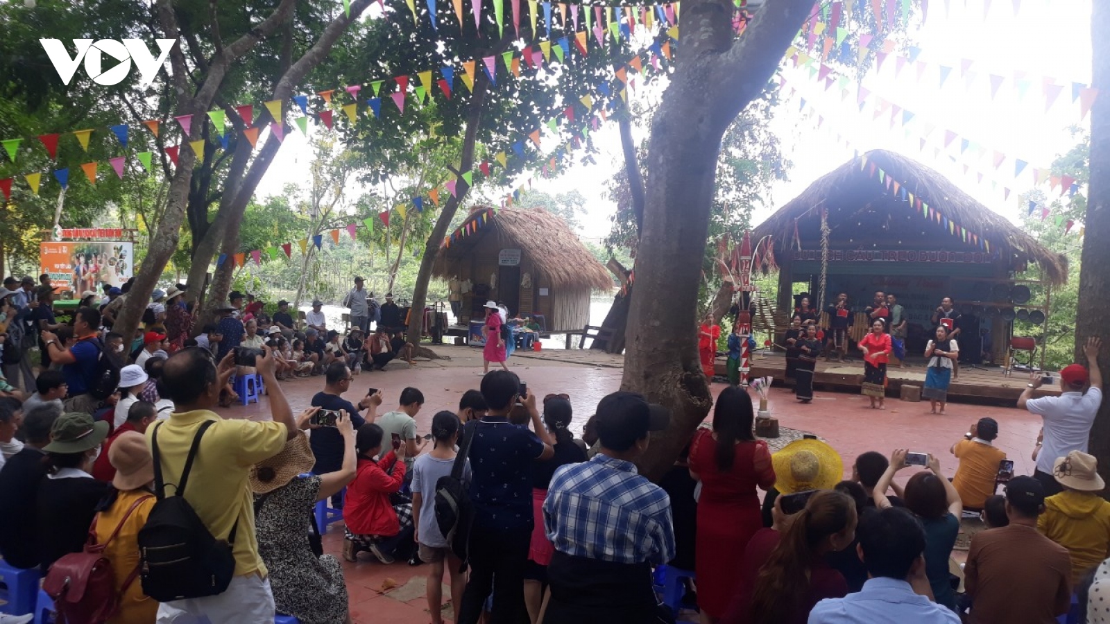 Hàng nghìn du khách đổ về các khu du lịch tại Đắk Lắk trong ngày đầu nghỉ lễ