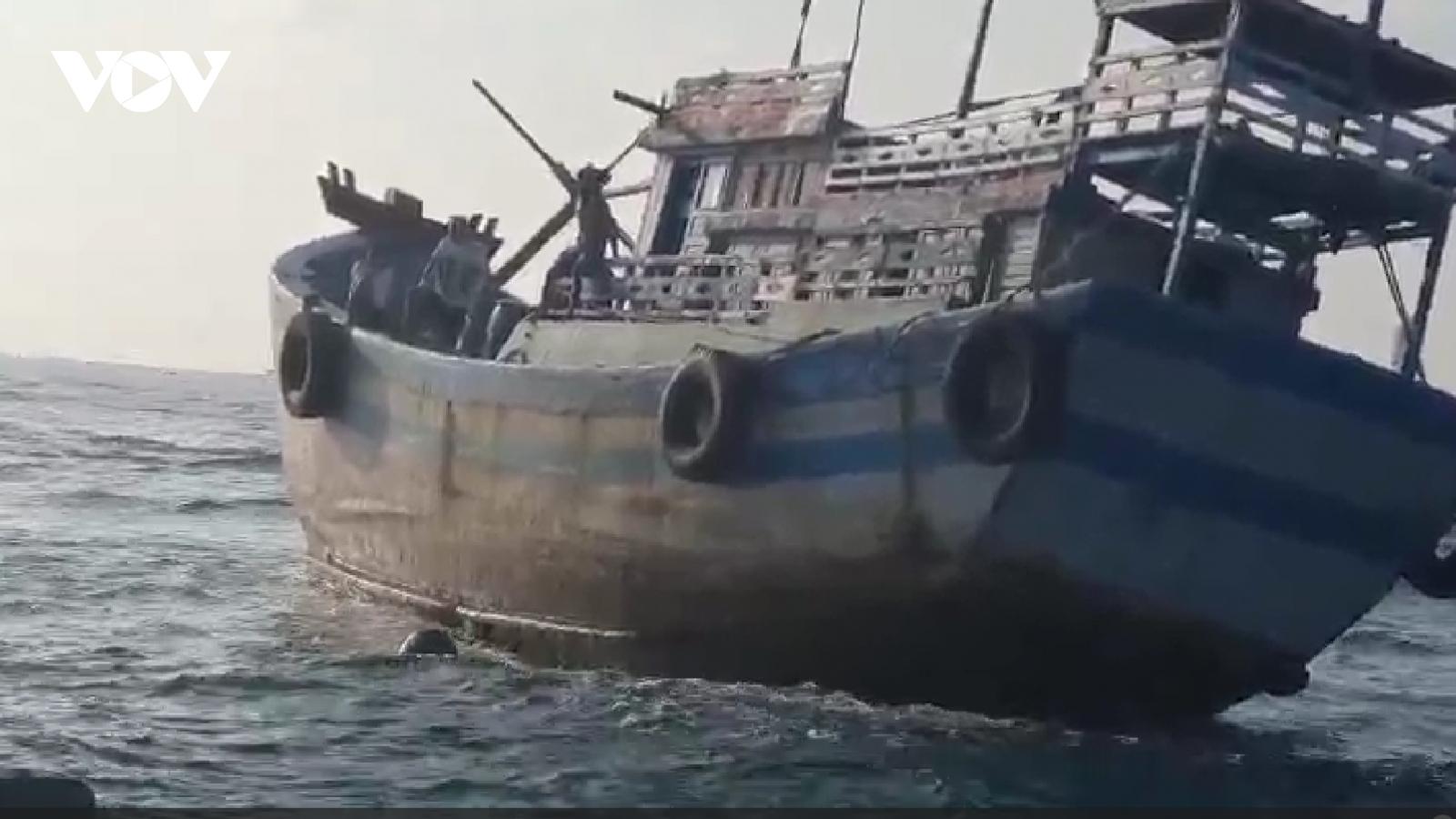 Tàu KN410 kéo tàu cá Bình Thuận bị mắc cạn