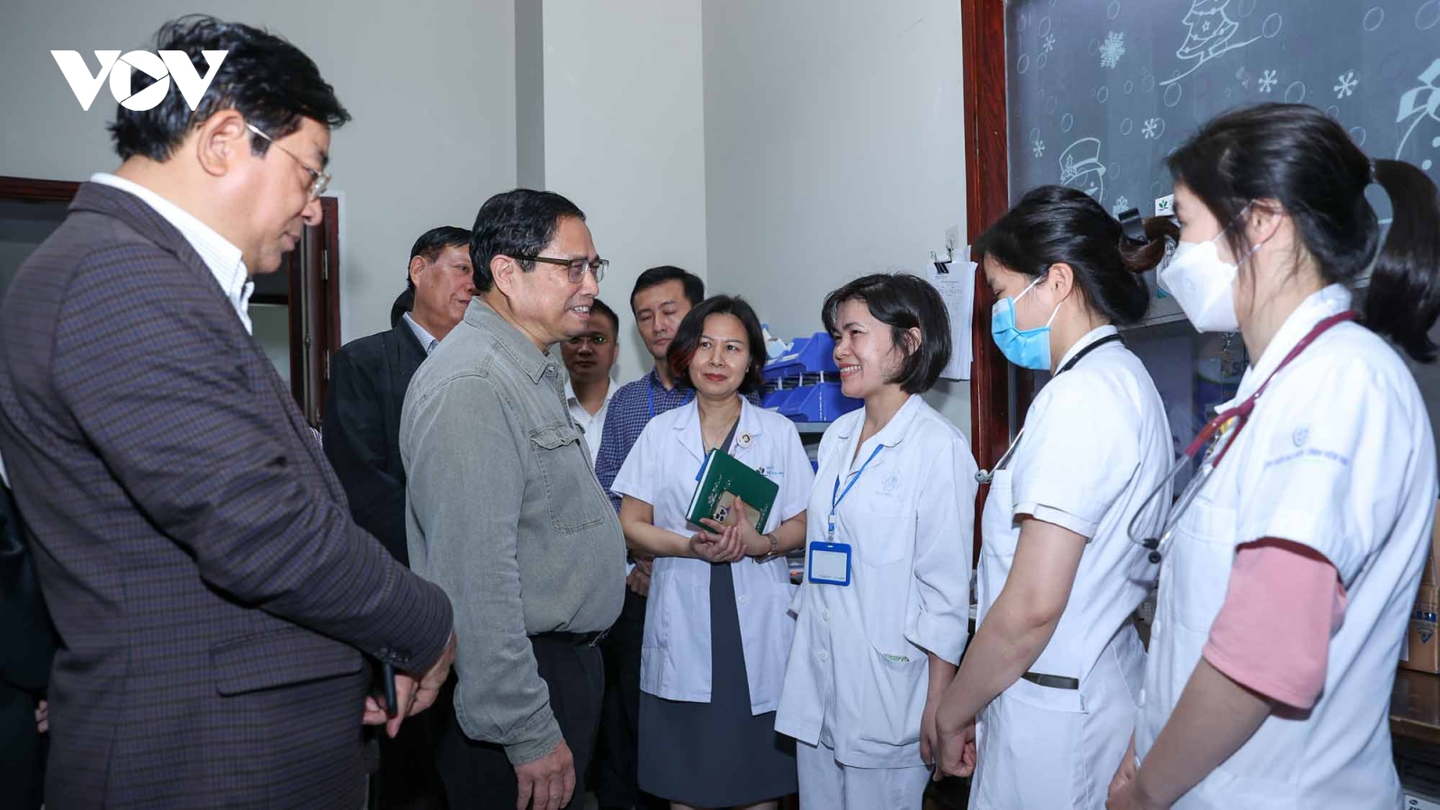 Thủ tướng kiểm tra đột xuất việc mua sắm thuốc, vật tư y tế trên địa bàn Hà Nội
