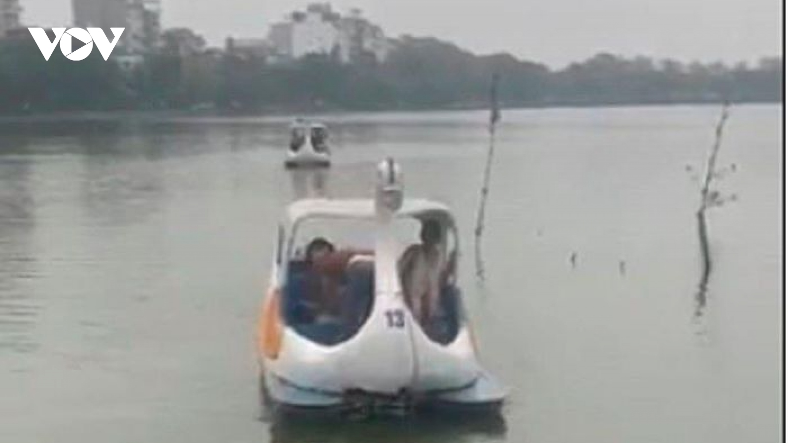 Hải Dương: Bé gái 7 tuổi tử vong do lật thuyền đạp vịt trên hồ
