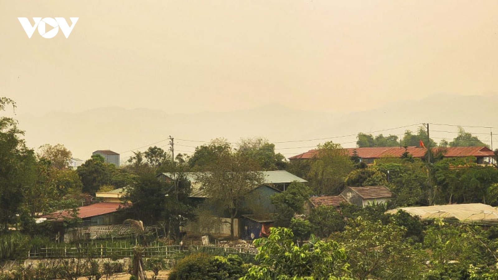 Tro than bay khắp nơi ở Điện Biên, tỉnh ra công điện dừng đốt thực bì