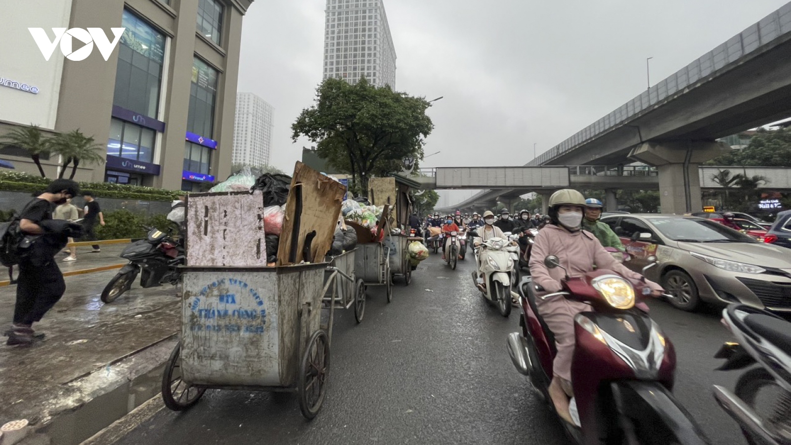 Sẽ di dời điểm trung chuyển rác gây cản trở giao thông ở Hà Nội
