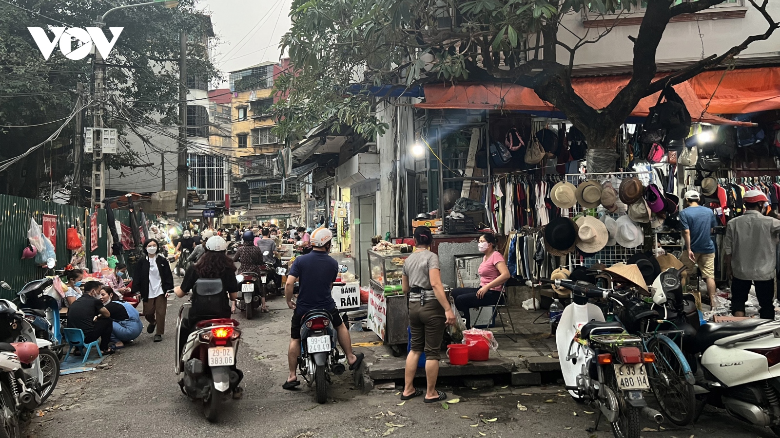 Chợ cóc ngang nhiên lấn chiếm vỉa hè và lòng đường ở Hà Nội