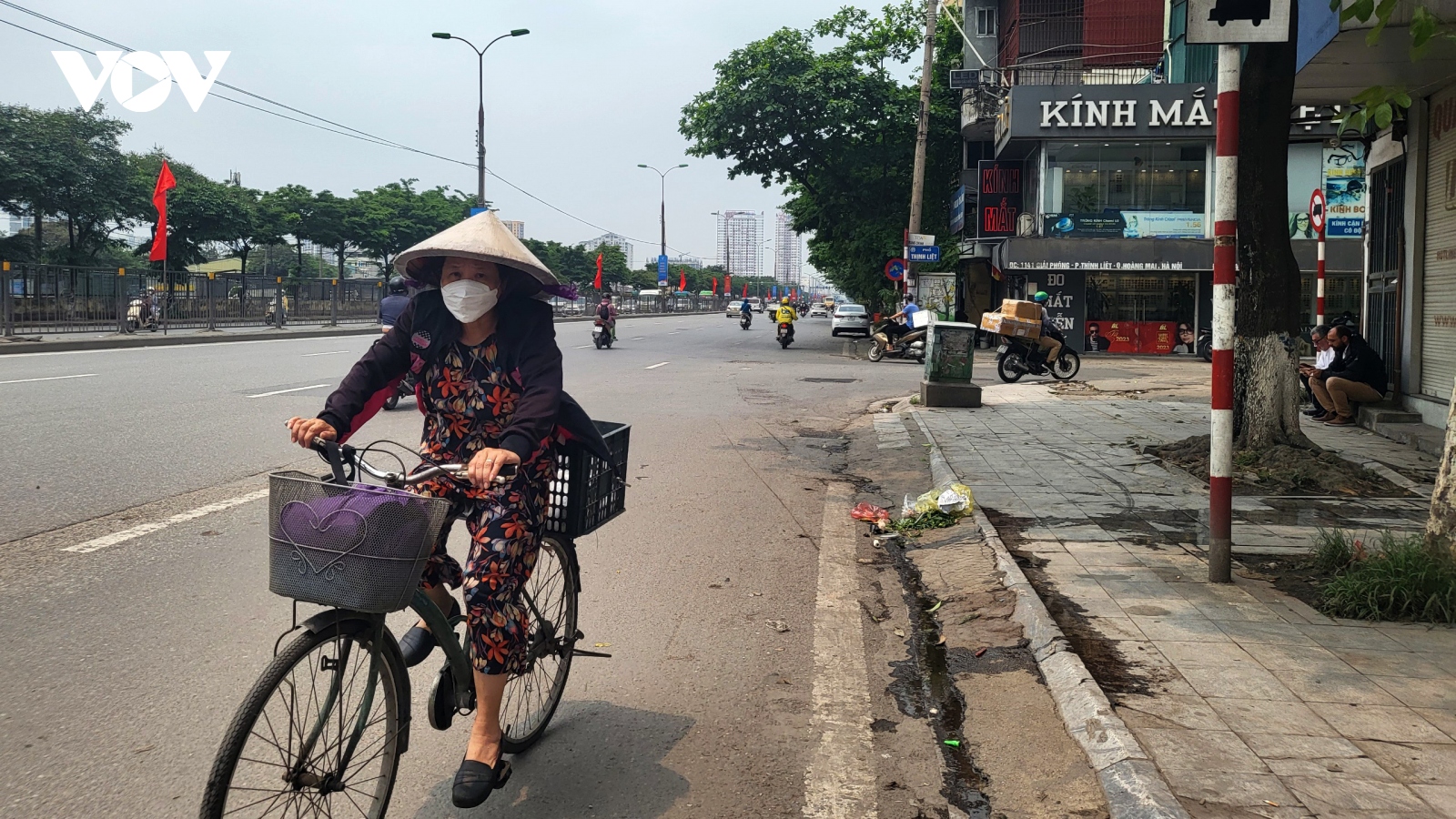Bất chấp nguy cơ tai nạn, nhiều người ngang nhiên đi ngược chiều trên đường Hà Nội