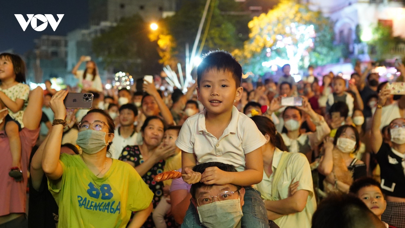 Biển người chen chân xem pháo hoa tại lễ hội Đền Hùng 2023