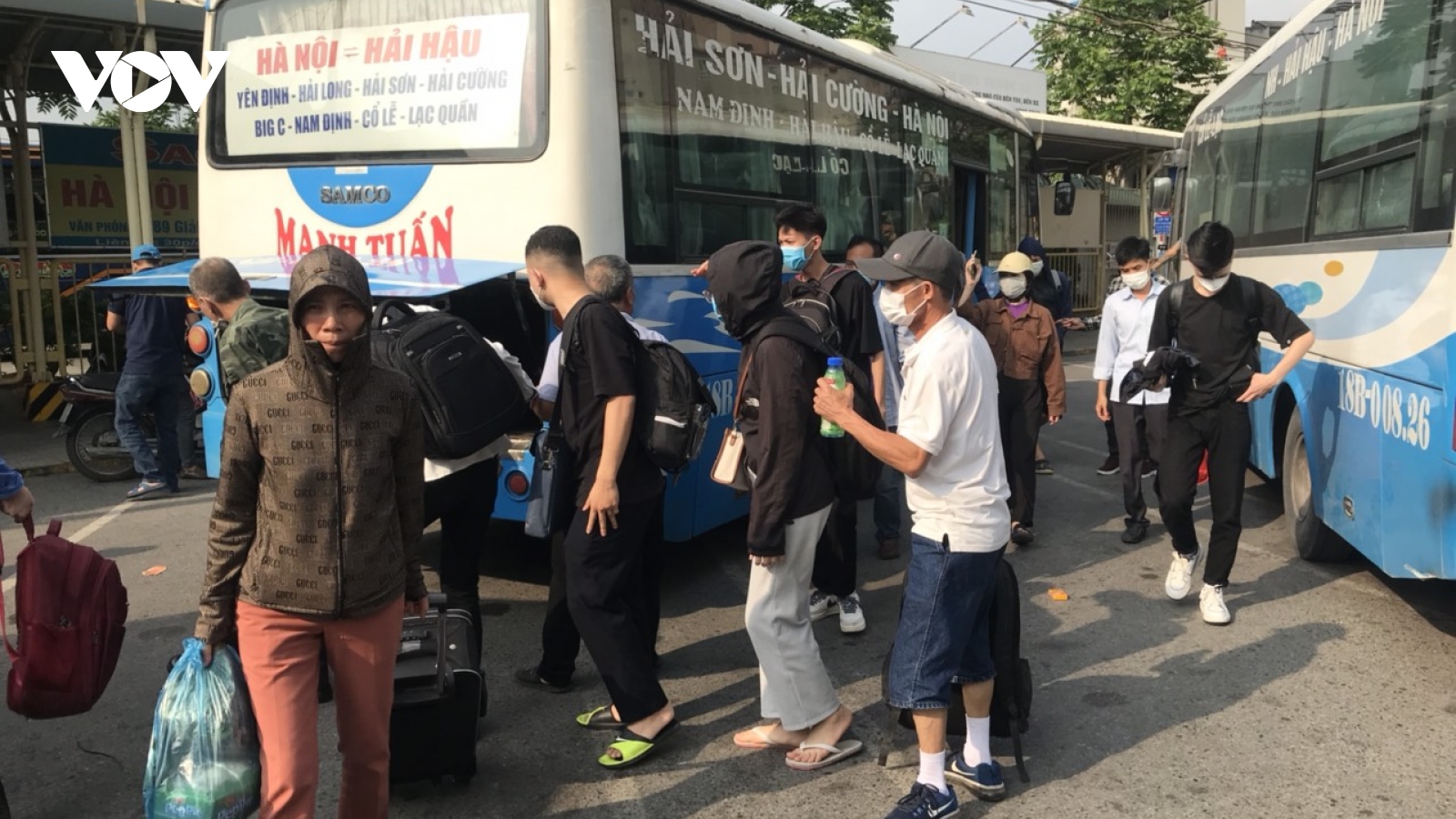 Người dân lỉnh kỉnh đồ đạc trở lại Hà Nội sau kỳ nghỉ lễ dài