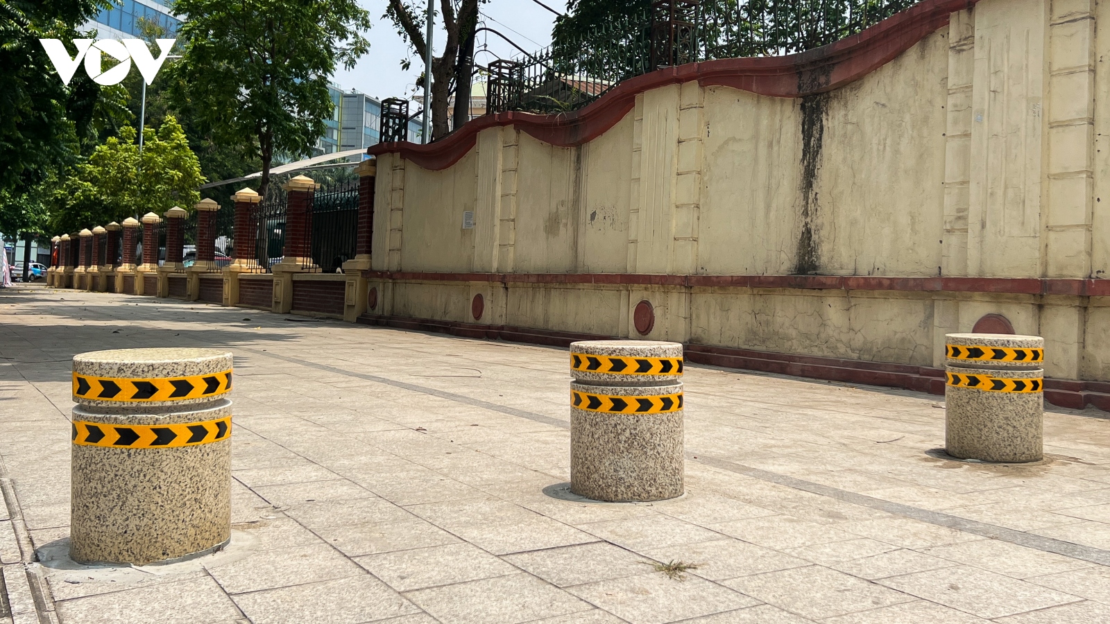 Ý kiến trái chiều về việc lắp đặt trụ đá ngăn ô tô dừng đỗ trên vỉa hè ở Hà Nội