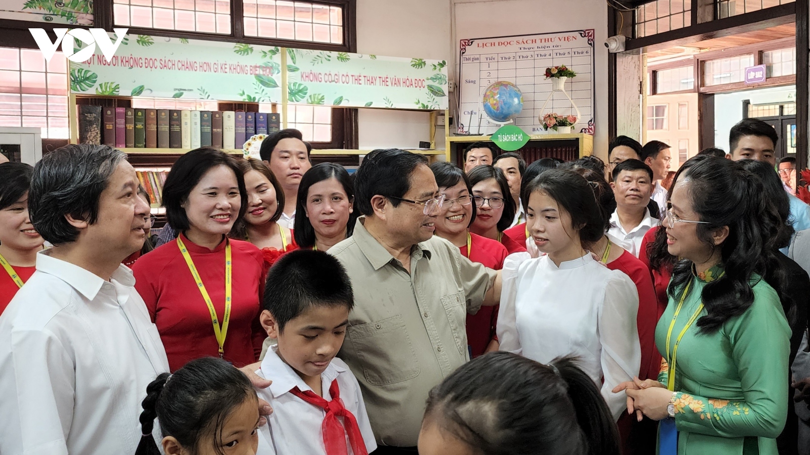 Thủ tướng thăm và tặng quà tại Trung tâm hỗ trợ phát triển giáo dục hòa nhập cộng đồng