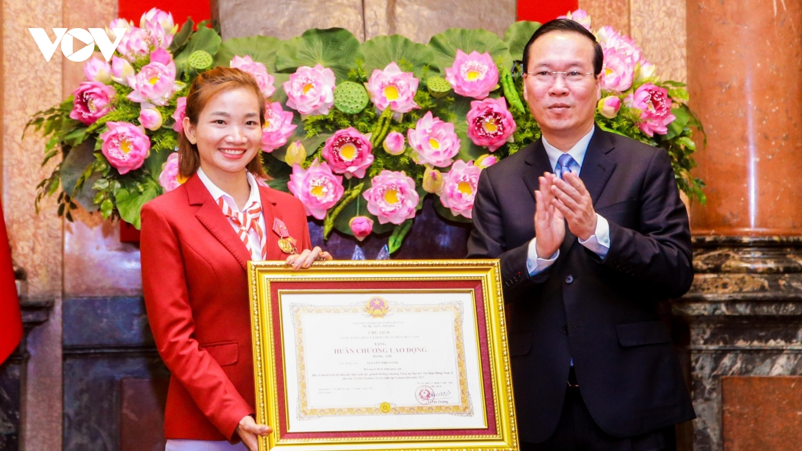 Nguyễn Thị Oanh và 37 thành viên Đoàn Thể thao Việt Nam nhận Huân chương Lao động