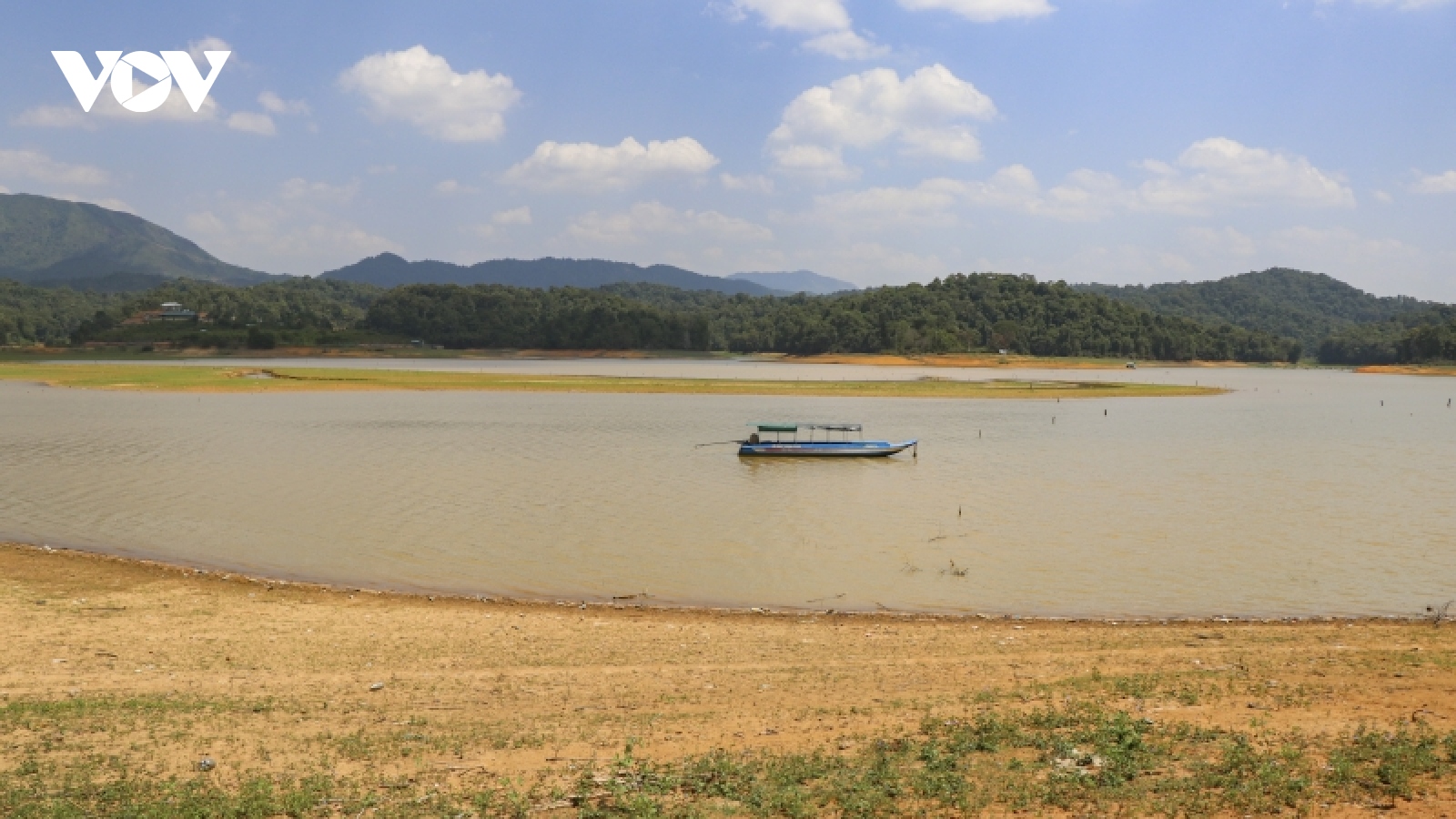 Nắng nóng kéo dài, hồ Pá Khoang (Điện Biên) đối diện nguy cơ cạn đáy