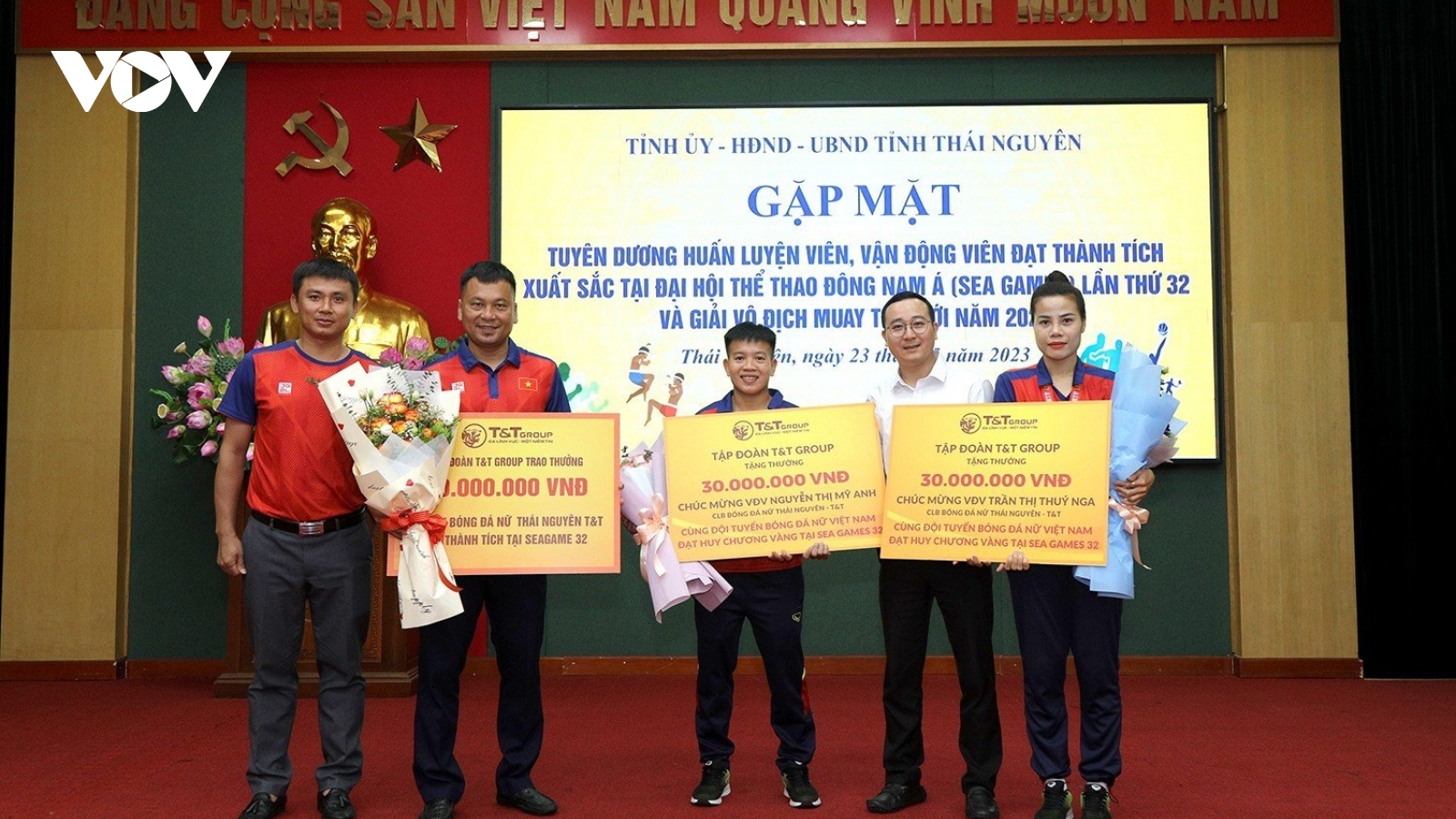 Hai cầu thủ nữ CLB Thái Nguyên T&T được vinh danh sau khi giành HCV tại SEA Games 32