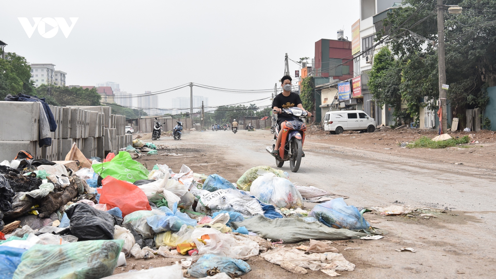 Rác thải ngập ngụa đoạn đường chạy qua dự án Bệnh viện Đa khoa Thanh Xuân, Hà Nội