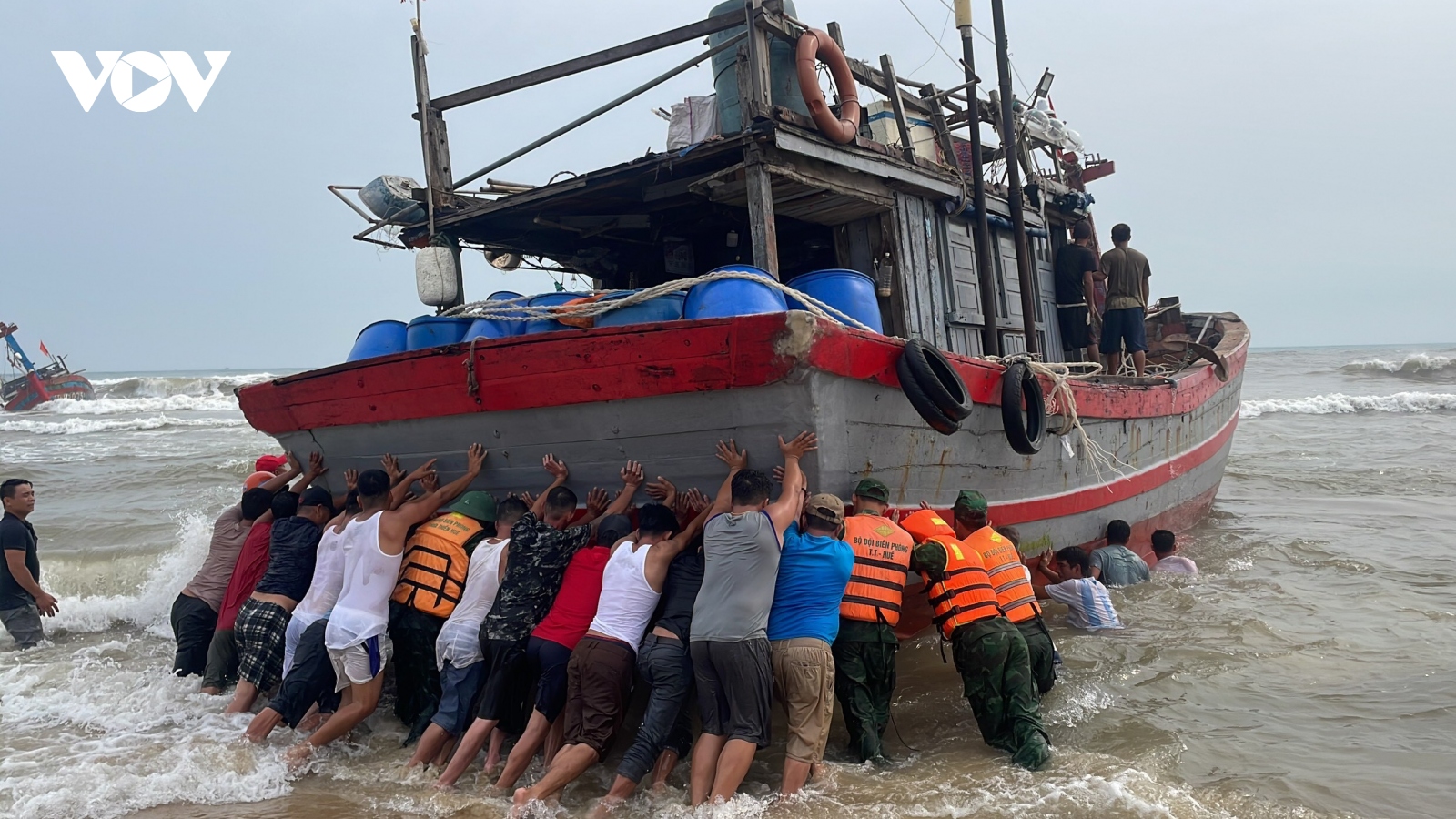 Cứu 2 tàu cá bị lốc xoáy đánh chìm ở Thừa Thiên Huế