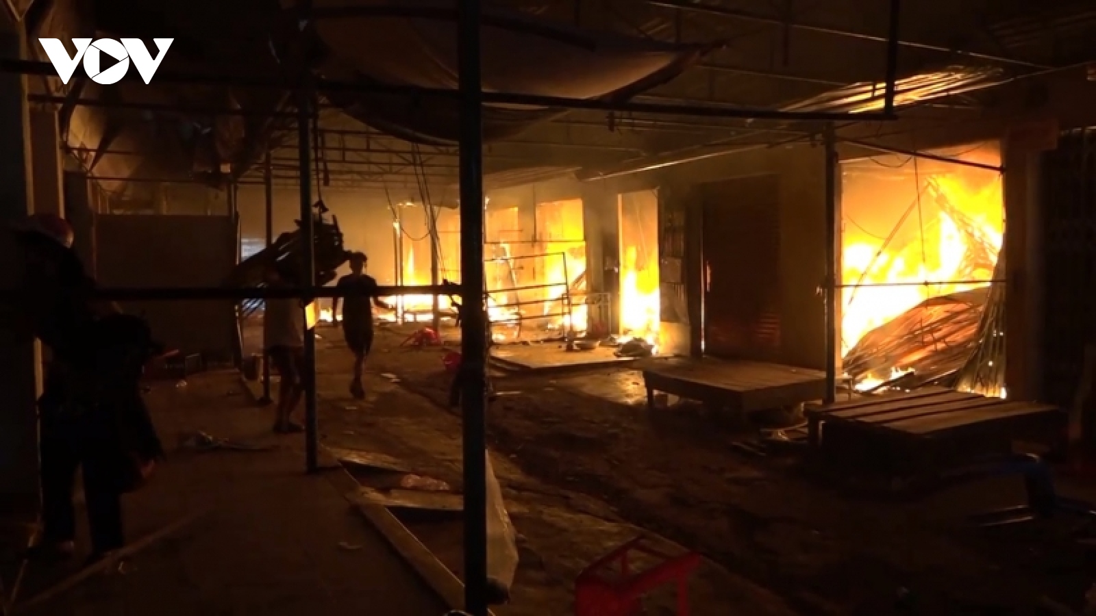 Cháy chợ trung tâm huyện Ea Súp, một cháu bé thất lạc