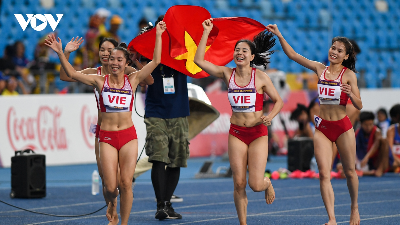 Nguyễn Thị Huyền và đồng đội "khoá sổ" HCV cho điền kinh Việt Nam ở SEA Games 32
