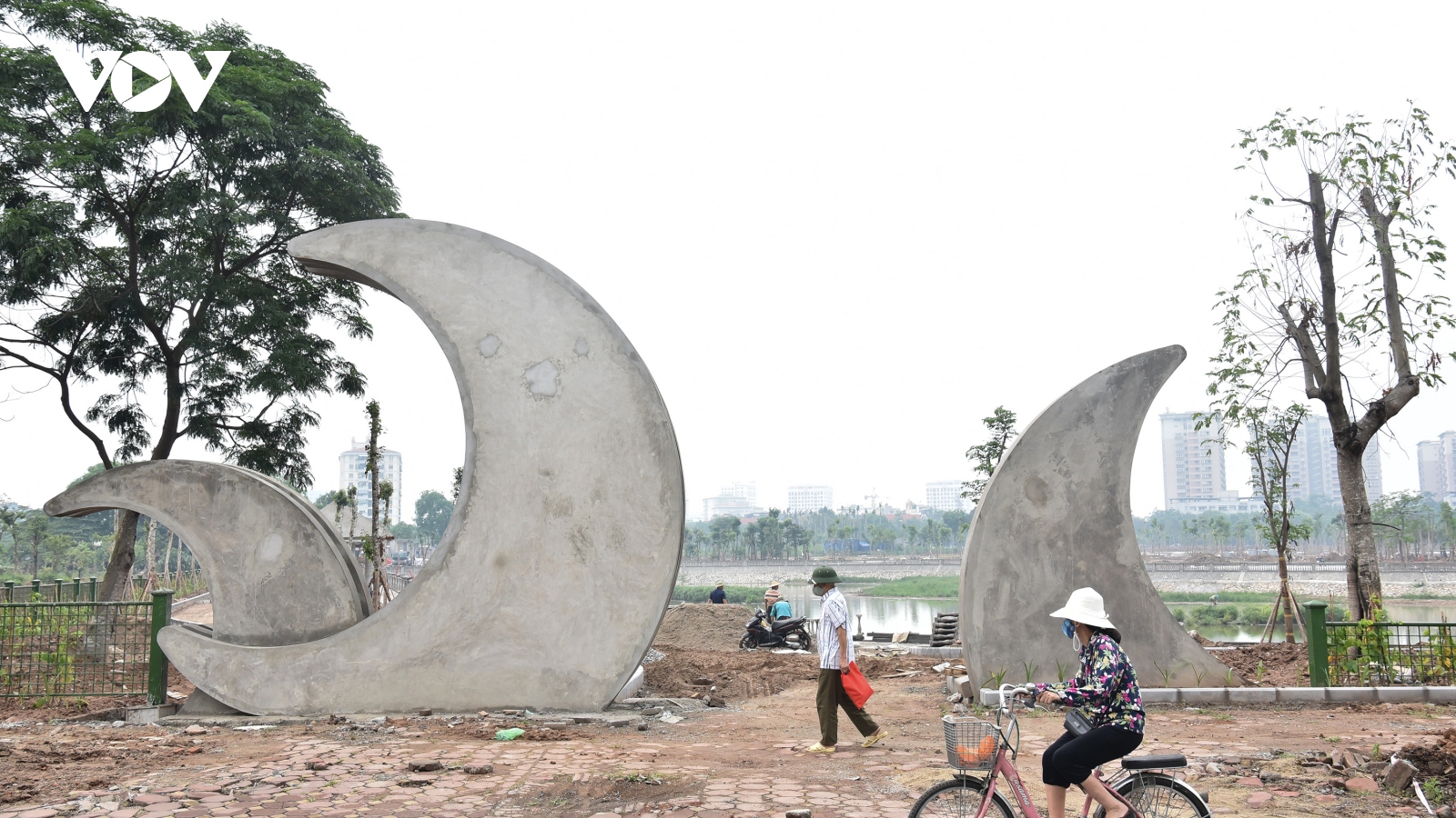 Hối hả thi công đưa dự án cải tạo công viên Việt Hưng về đích trước tháng 8 tới