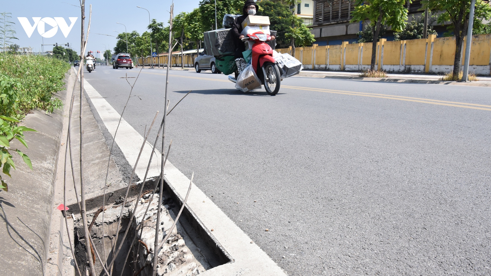 Hàng loạt hố ga bị mất nắp thành bẫy với người đi đường ở Long Biên, Hà Nội