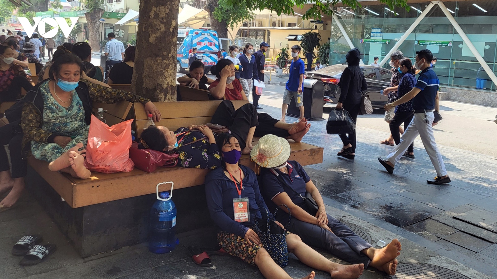 Người bệnh, người nhà mệt mỏi chờ khám dưới cái nắng hơn 40 độ C ở Hà Nội