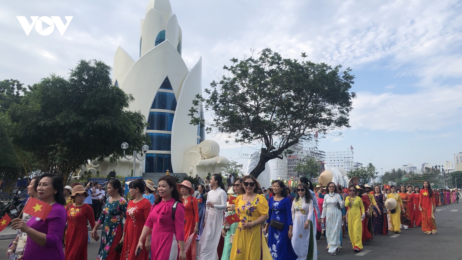 Hơn 6.000 phụ nữ Khánh Hòa mặc áo dài xuống phố chào mừng Festival Biển
