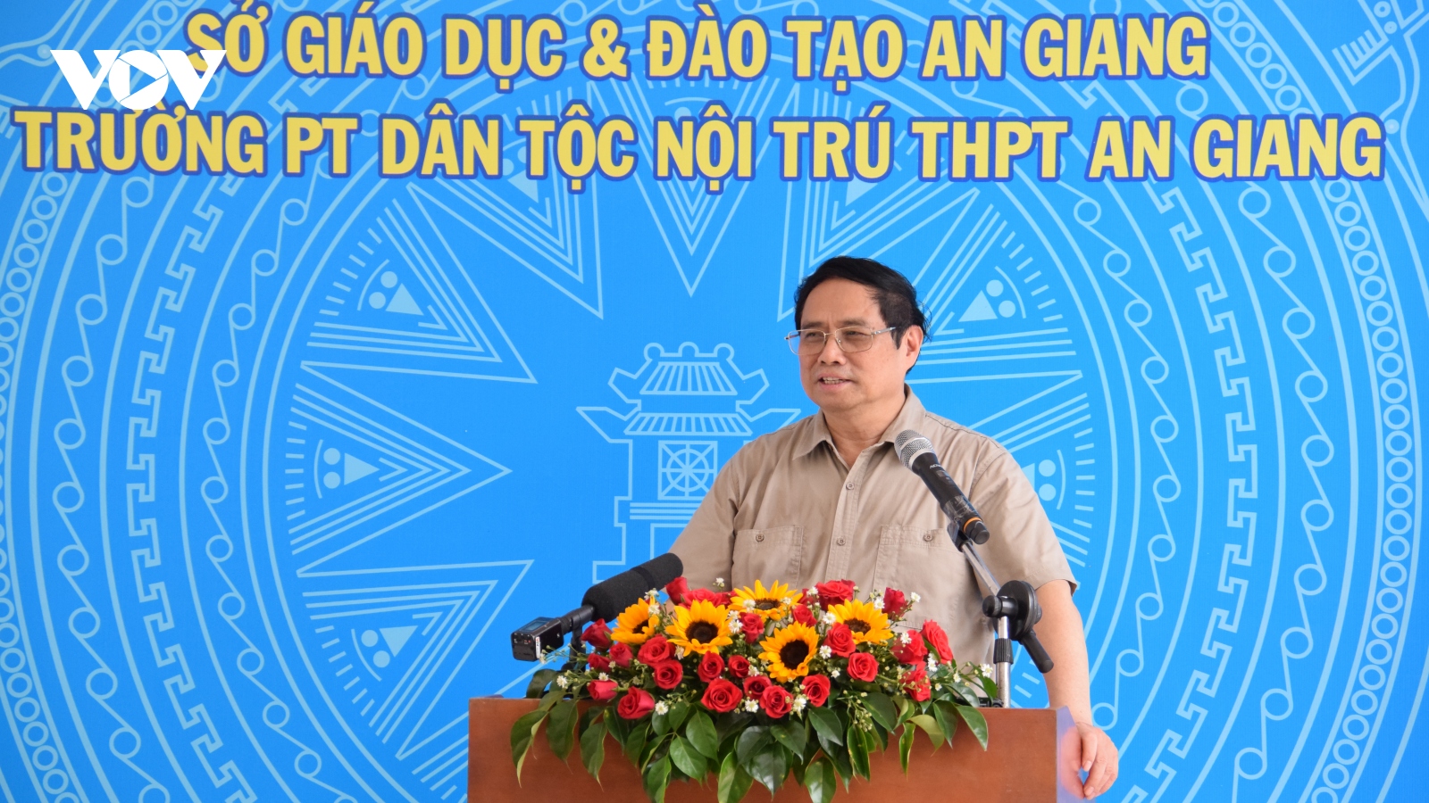 Thủ tướng thăm Trường Phổ thông Dân tộc nội trú THPT An Giang